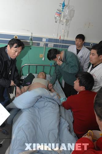 黑龙江哈同公路客车与货车相撞19人死亡(组图)