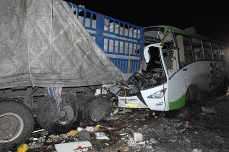 组图:黑龙江哈同公路客车与货车相撞19人死亡