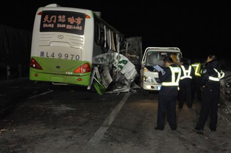 组图:黑龙江哈同公路客车与货车相撞19人死亡